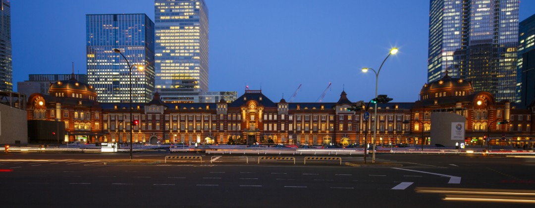 アンティカ・オステリア・デル・ポンテ。アクセス・ロケーション。丸の内ビルディングの前は東京駅。36階からライトアップされた東京駅舎ときらめくビル群を眺められます