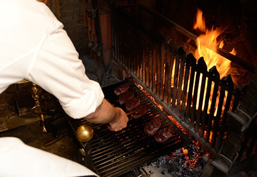 レストラン パッション。料理。アンティークの暖炉を使って焼き上げる、人気のグリル料理