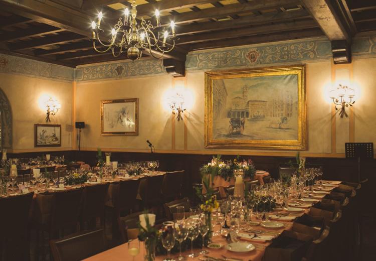 リストランテサバティーニ青山。披露宴会場。イタリアの職人による壁のフレスコ画が趣深い空間を演出