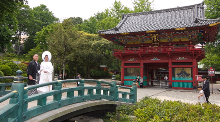 根津神社。神聖な空気が漂う『根津神社』での結婚式。1日2組限定の挙式には、新郎新婦を含め22名まで参列できます