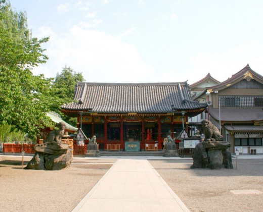 浅草神社。アクセス・ロケーション。緑も美しい『浅草神社』。四季の草木の美しさを間近に感じます