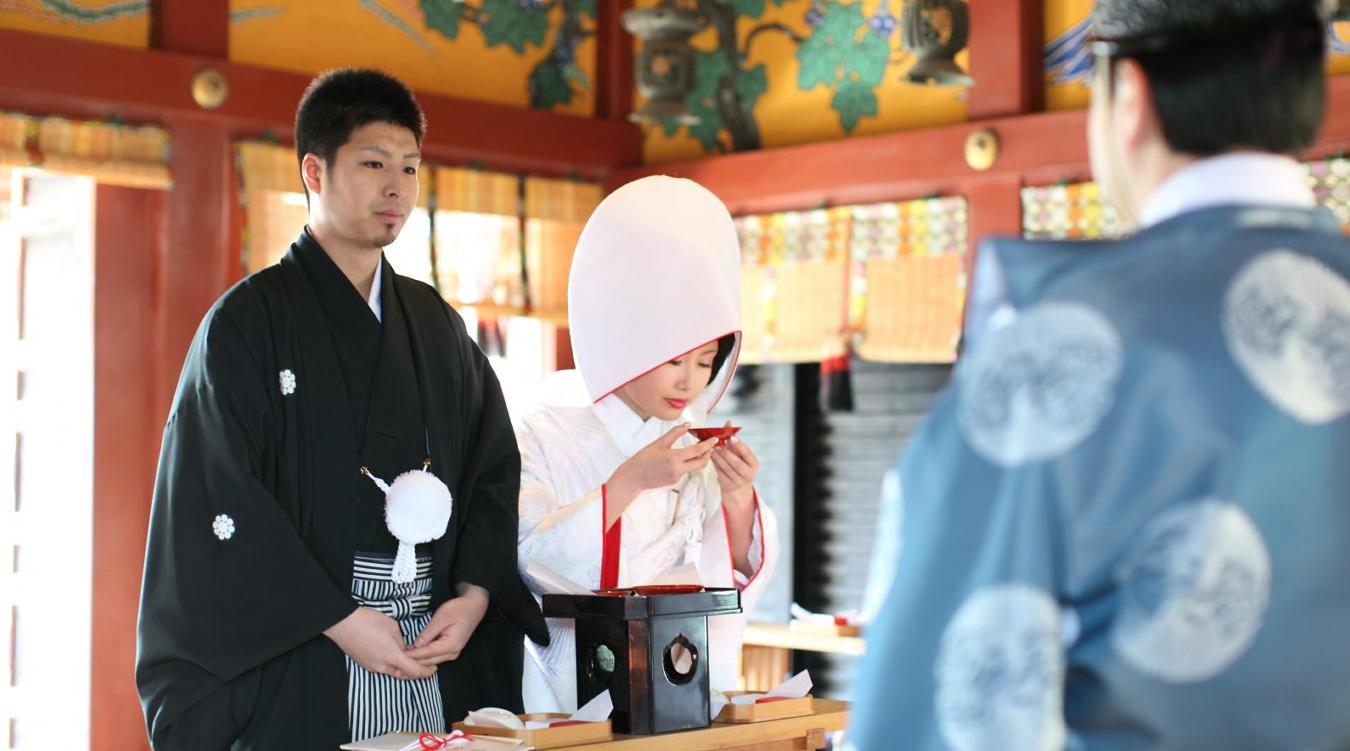 浅草神社。神前でふたりが盃を交わす「三三九度の盃」の儀式の様子。大切なゲストが見守る中、永遠の愛を誓います