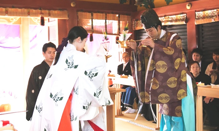 浅草神社。スタッフ。ふたりのこれからの幸せを祈って、巫女と神官が祈りを捧げてくれます