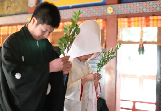 浅草神社。挙式会場。神聖な雰囲気の中で、新郎新婦が神前に玉串を供える儀式