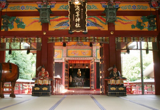 浅草神社。挙式会場。鮮やかな装飾が施された社殿内。凛とした空気が漂います
