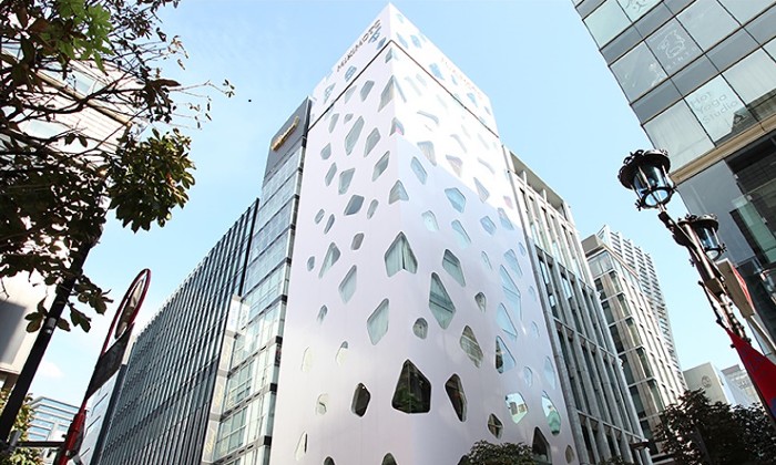 DAZZLE（レストランダズル）。アクセス・ロケーション。有名建築家による高級感漂う建物が、別世界へと誘います