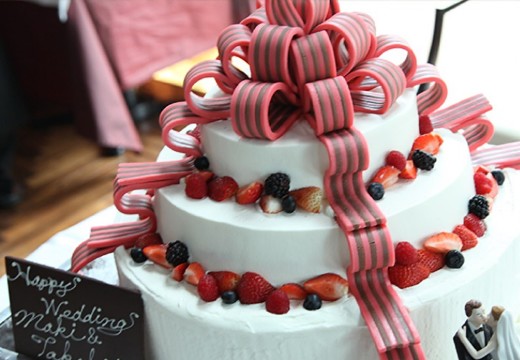 DAZZLE（レストランダズル）。料理。ふたりの要望に応えて完成するオリジナルのウェディングケーキ