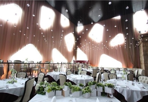 DAZZLE（レストランダズル）。披露宴会場。9ｍの高い天井はそれだけで非日常な空間を演出します