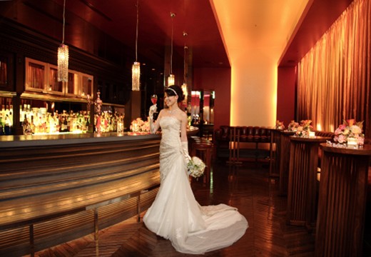 DAZZLE（レストランダズル）。披露宴会場。木のインテリアが落ち着くウェルカムバーでは様々なお酒を用意