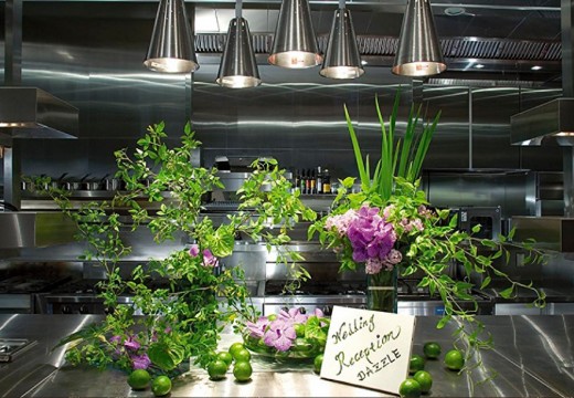 DAZZLE（レストランダズル）。披露宴会場。オープンキッチンにウェルカムアイテムを飾ってゲストをお出迎え