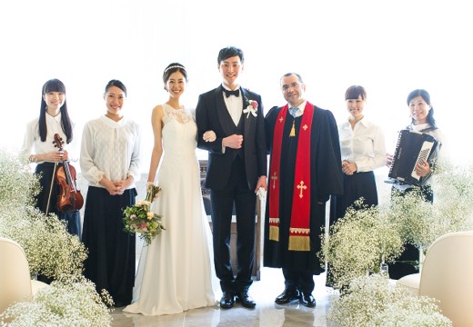 DAZZLE（レストランダズル）。挙式会場。イタリア人牧師や聖歌隊がふたりを感動的なセレモニーへ導きます