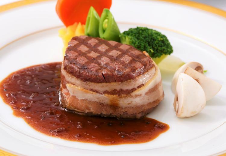 日比谷 松本楼。料理。長く愛される老舗レストランの味でおもてなしできます