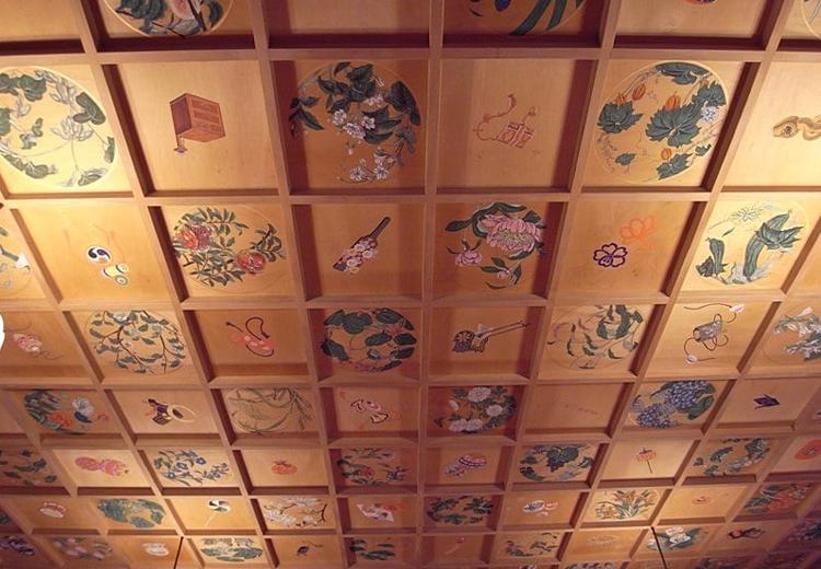 鳩森八幡神社。108点の天井画に彩られた御社殿で挙式を執り行います