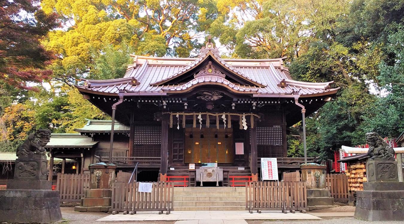 代々木八幡宮。由緒ある神社で両家の縁を結ぶ結婚式が実現。縄文遺跡もある境内は都心部とは思えないほど自然にあふれ、心落ち着く場所です