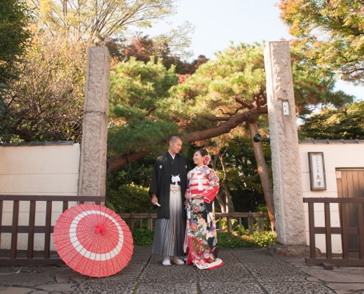 リストランテ大澤 。アクセス・ロケーション。立派な松の木が印象的な正門は日本家屋ならではの佇まい