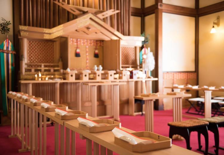 綱町三井倶楽部。挙式会場。厳かな雰囲気が漂う神殿には、16名まで着席できます