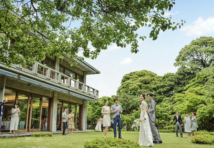 国際文化会館(インターナショナルハウス オブ ジャパン) 。披露宴会場。広大な庭園を贅沢に使ったガーデンパーティーも可能