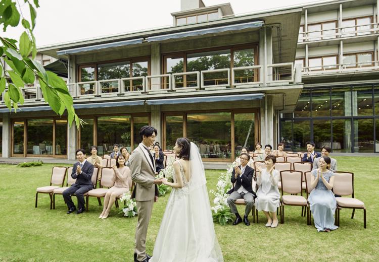 国際文化会館(インターナショナルハウス オブ ジャパン) 。挙式会場。豊かな自然の中での開放感溢れるガーデンウェディング