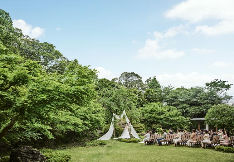 国際文化会館(インターナショナルハウス オブ ジャパン) 。挙式会場。明るい陽光と自然に包まれて、温かなセレモニーが叶います