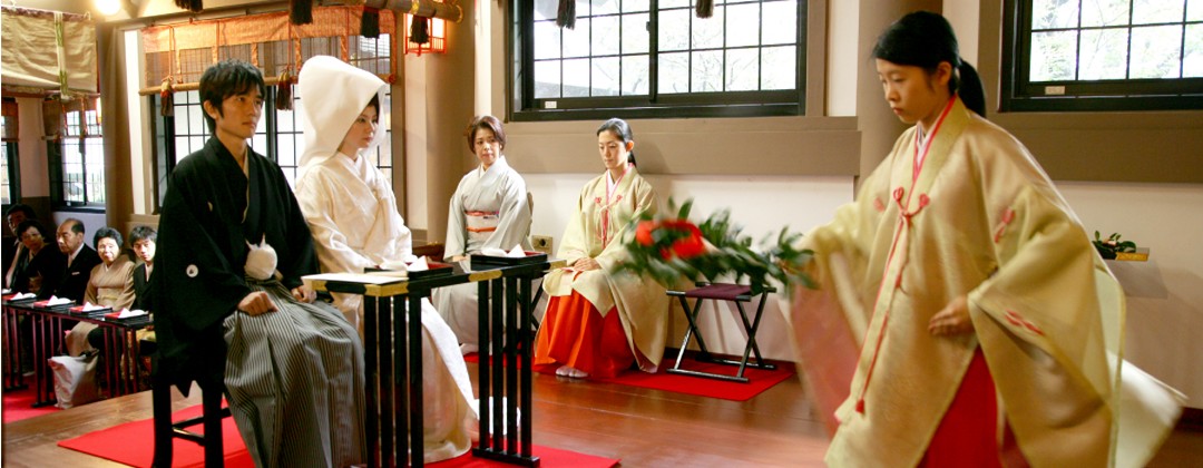 芝大神宮。挙式会場。厳かな雰囲気の中、巫女による「豊栄舞(とよさかのまい)奉奏」の後、「三献の儀」「誓詞奏上」「指輪交換」へと儀式が続きます