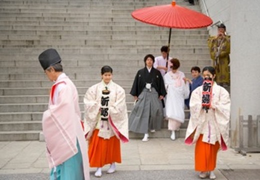 芝大神宮。挙式会場。神職と巫女に先導されて、笛の音とともに風格ある石段を歩みます