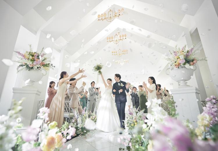 赤坂 アプローズスクエア迎賓館。挙式会場。晴れの衣装に身を包んだ花嫁が際立つ、シンプルなデザインの空間