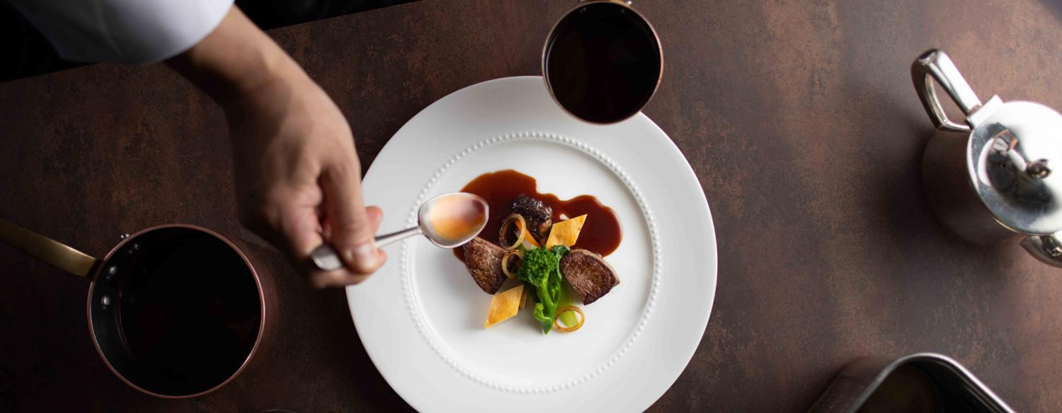東京ドームホテル。料理。高級食材をはじめ、国内外の厳選された素材を一皿ごと丁寧に調理。随所に美と気品が漂い、シェフのセンスが光ります