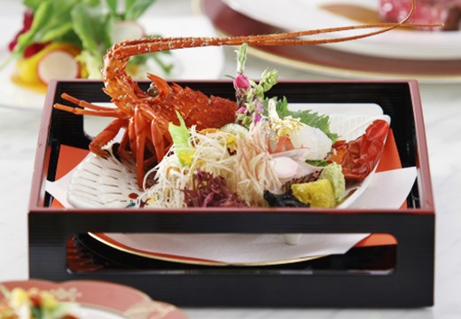 東京大神宮マツヤサロン。料理。高級食材、天然伊勢海老を使った贅沢な「冬の伊勢懐石」
