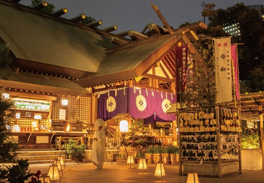 東京大神宮マツヤサロン。挙式会場。かがり火や行燈に灯された幻想的な「かがり火挙式」は季節限定