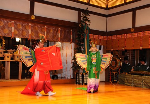 東京大神宮マツヤサロン。挙式会場。かつての伊勢神宮祭主から賜った祝婚歌で舞う「豊寿舞」