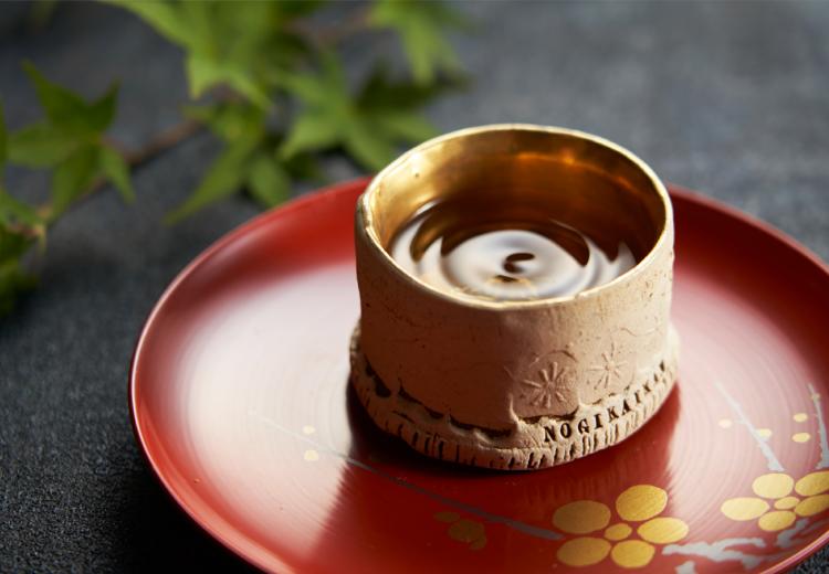 乃木神社・乃木會館。料理。丁寧にとられた黄金色の一番出汁が料理の味を引き立てます