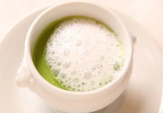 BATUR TOKYO(バトゥール東京)。料理。季節の野菜を用いた、なめらかな食感のポタージュ