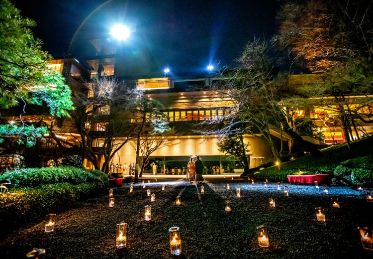 八芳園。演出・小物。夜の庭園はキャンドルの灯りやライトアップがロマンチック