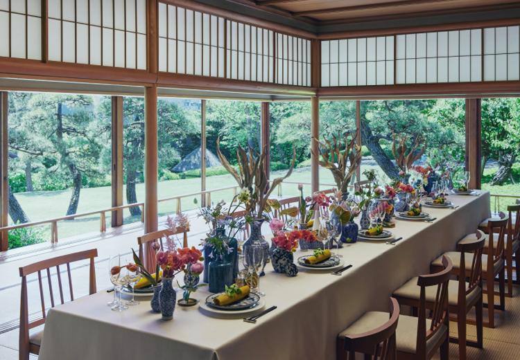 八芳園。披露宴会場。敷地内の料亭『壺中庵』は窓から四季折々の日本庭園を望めます