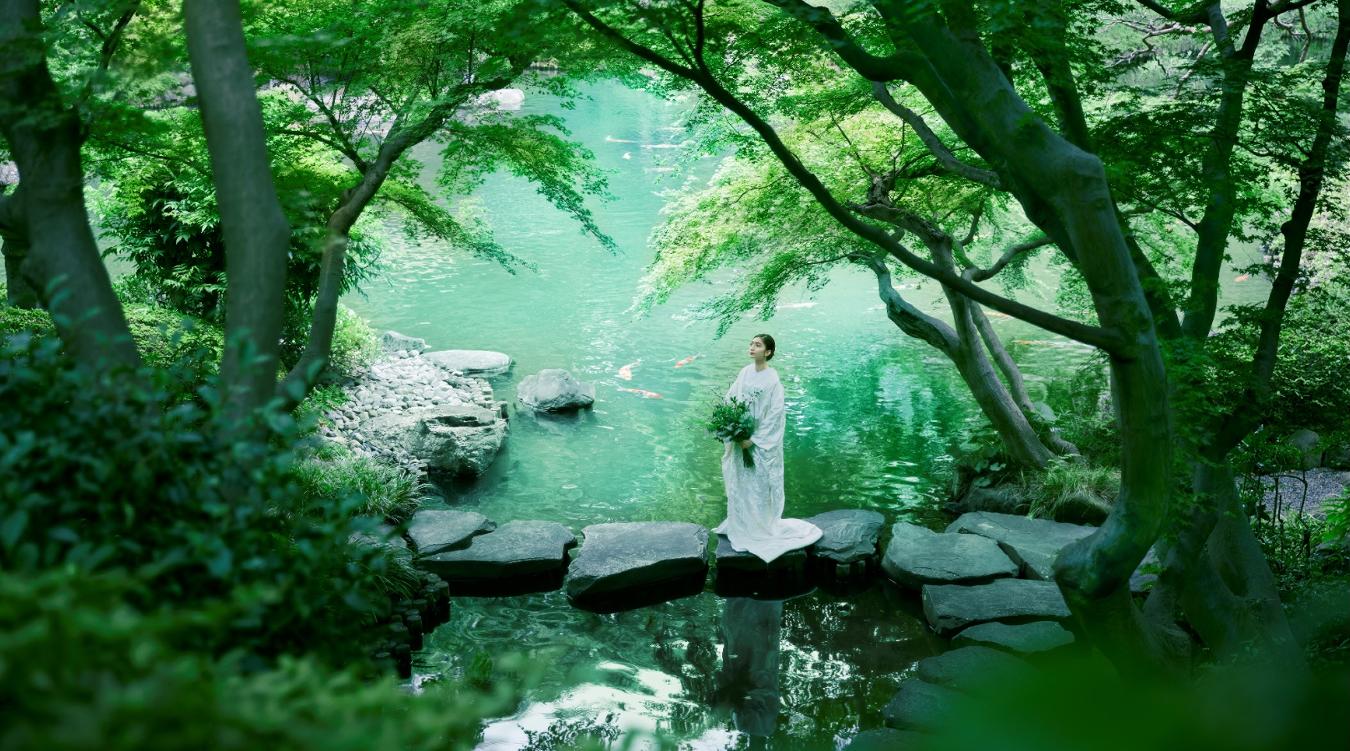 八芳園。四季折々に美しい表情を見せる広大な日本庭園。緑溢れるチャペルや和洋多彩な披露宴会場が、心に残る晴れの日を彩ります