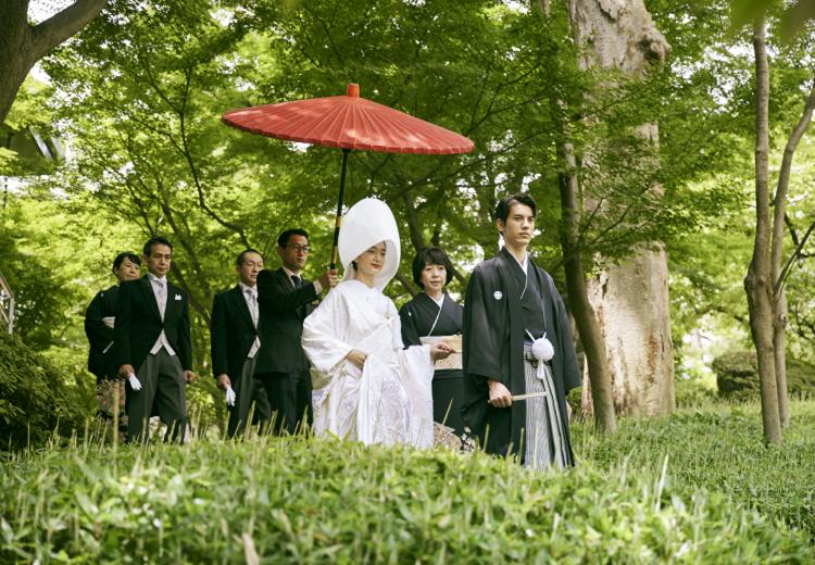 八芳園。挙式会場。神前式のあとに庭園を練り歩く儀式「花嫁御寮」