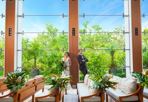 表参道TERRACE(表参道テラス)。挙式会場。壁一面のガラスの向こうには、豊かな緑が広がります