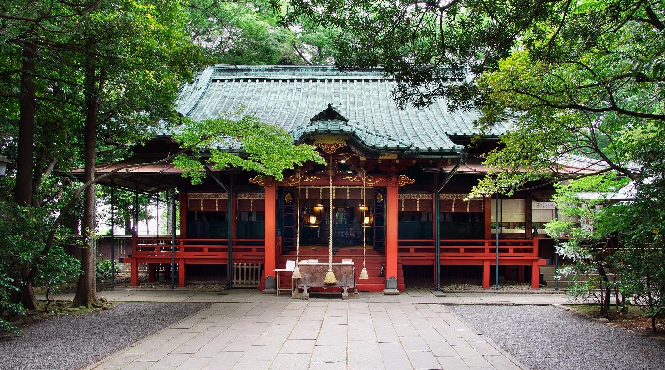 赤坂氷川神社。境内の緑と本殿の朱色とのコントラストが鮮やか。神聖な雰囲気が漂う空間が、二人にとって一生の思い出の場所となります