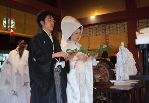 赤坂氷川神社。玉串を奉じ、新郎新婦の幸せを祈願するのも神前式ならではの儀式