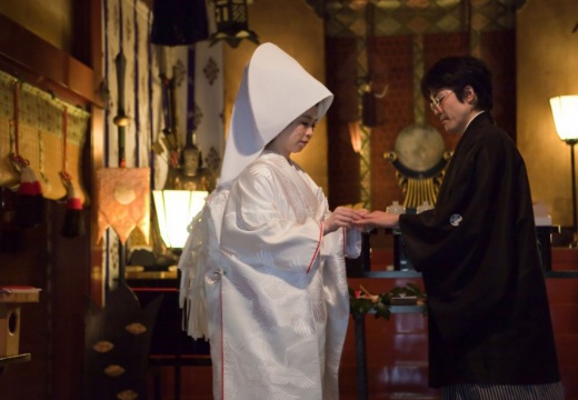 赤坂氷川神社。挙式会場。新しい門出を迎える新郎新婦を、本殿の夫婦神が見守ります