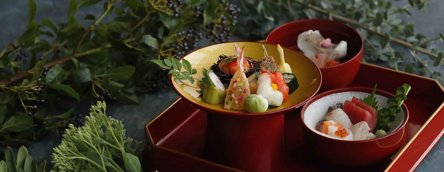 明治神宮・明治記念館。料理。現代の名工による刺身や彩鮮やかな前菜など、職人たちの丁寧な仕事が冴えわたる日本料理の繊細な味わいは感動的