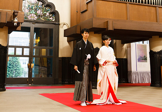 築地本願寺。挙式会場。パイプオルガンの音色が響く中、新郎新婦が入場