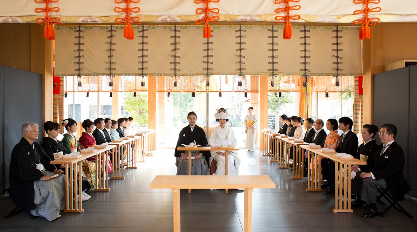 赤城神社。牛込の総鎮守として崇敬されている『赤城神社』で行う伝統的な神前式。御社殿には両家合わせて約50名収容できます