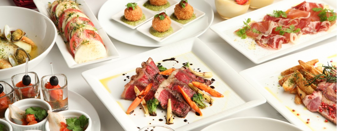 THE BAGUS PLACE(バグースプレイス)。料理。彩り美しく華やかな料理の数々。盛り付けにもおしゃれ感が漂うメニューがビュッフェテーブルを飾ります