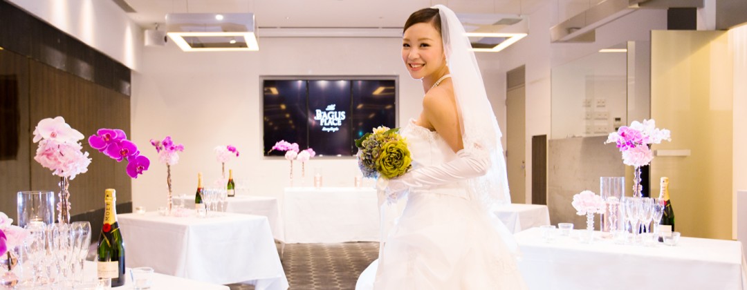 THE BAGUS PLACE(バグースプレイス)。披露宴会場。ガラス張りの壁とモノトーンで統一された『Main Floor』。ドレスやイメージに合わせて幅広いコーディネートが可能