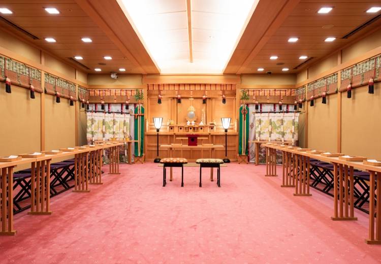 ホテルカデンツァ東京。挙式会場。神殿では、伝統的な儀式を通じてふたりの結婚を神前で報告します
