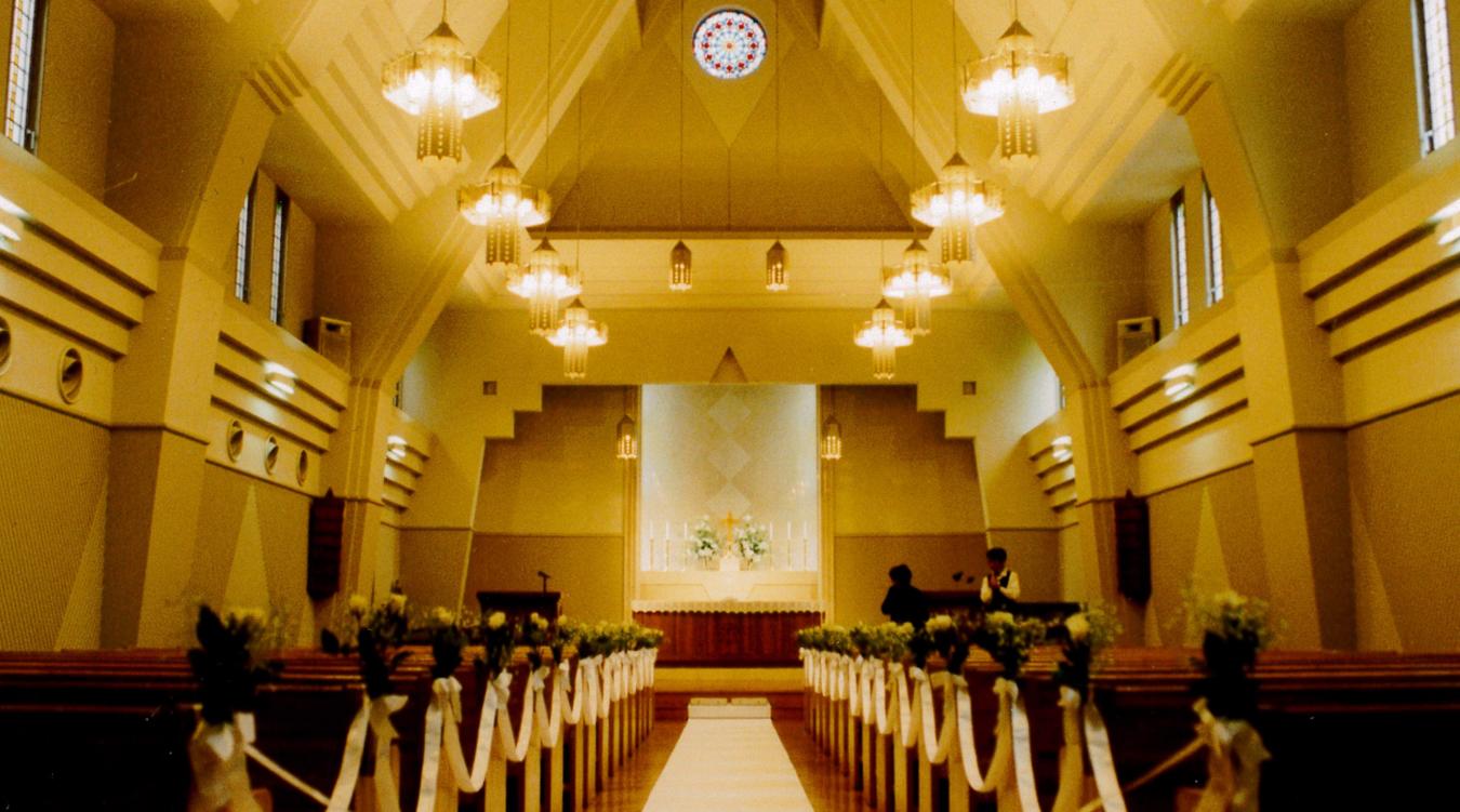 神田キリスト教会。天井が高く開放的な礼拝堂は150名まで収容可能。長い歴史を誇る教会で厳かなセレモニーを執り行えます