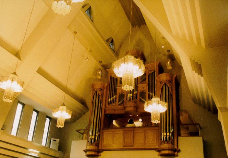 神田キリスト教会。パイプオルガンの美しい音色が会場内に響き渡ります