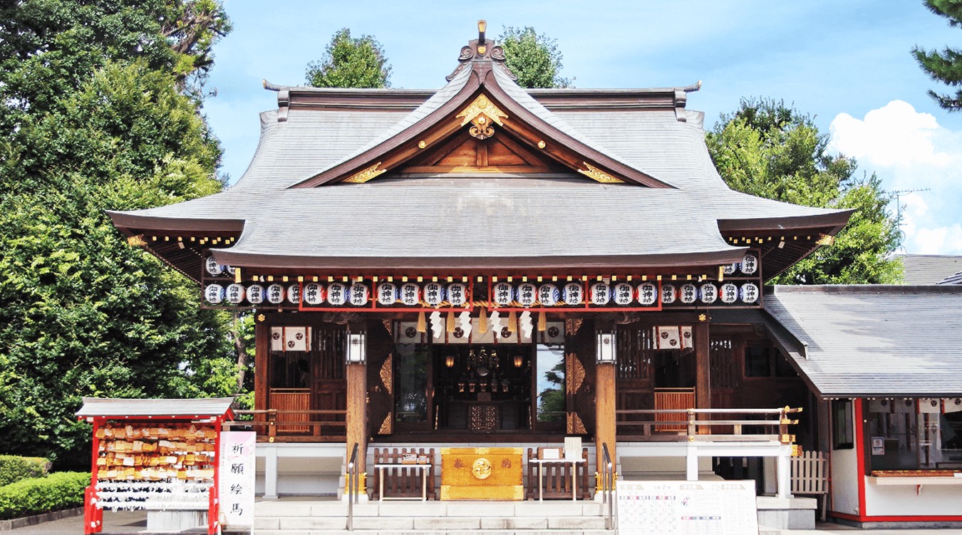 中野沼袋氷川神社。四季折々の自然に囲まれた境内は都心とは思えない広さ。ふたりの結婚式の舞台となる社殿には須佐之男命が祀られています
