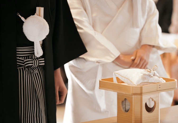 中野沼袋氷川神社。家族に見守られるなか古式ゆかしい婚礼の儀が執り行われます